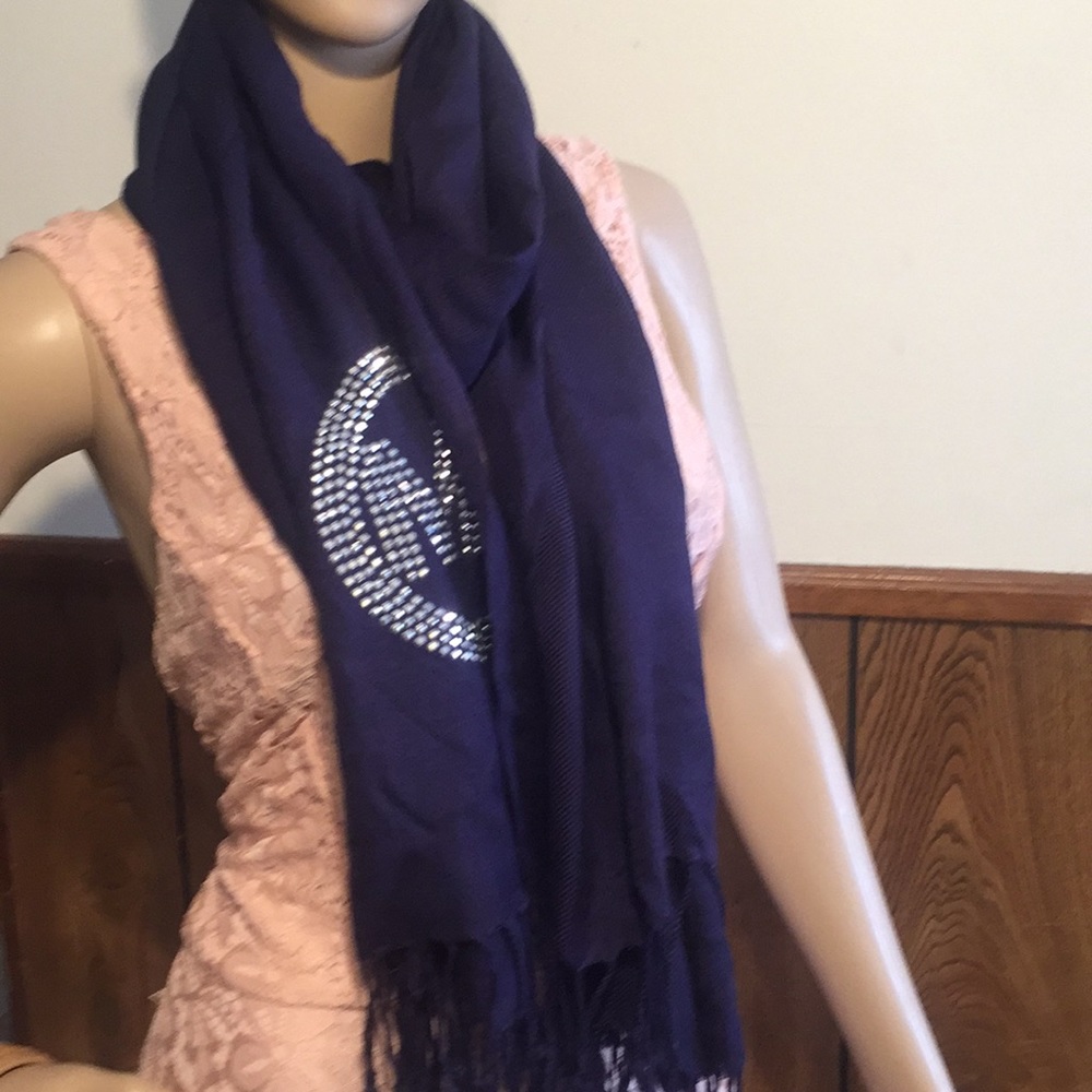 Beautiful Scarf - Picture 2 of 3